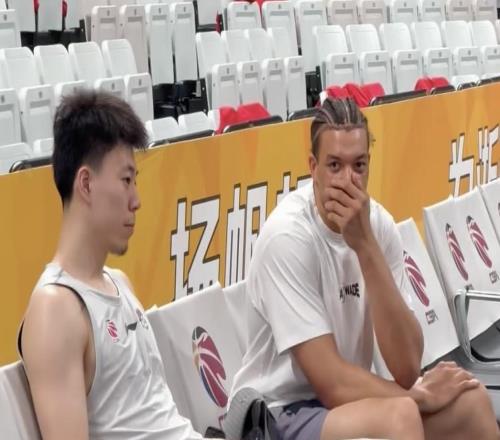 上海隊記：洛夫頓是否出戰G3賽前再決定，白邊未隨隊來到杭州