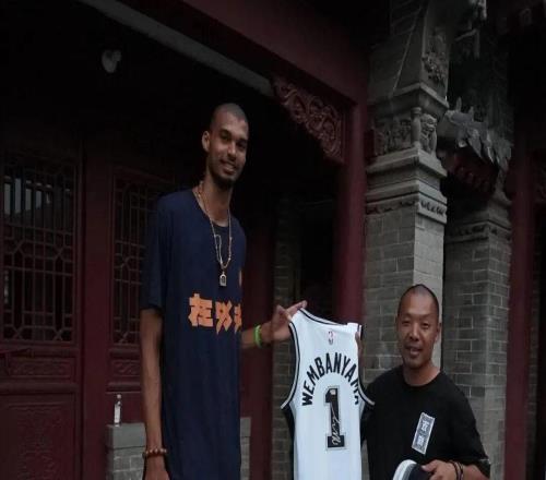 師父來了！文班亞馬的靠山，真TM硬啊！