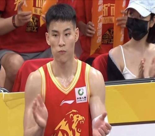 廣廈贏球第一奇兵！林秉圣7中5末節送關鍵5分，賽后王博親自遞水