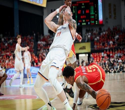 上海久事客場不敵浙江，總比分被扳至3比1，奪冠懸念仍將延續