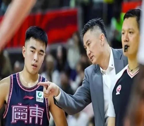 廣東男籃最新動(dòng)態(tài)！胡明軒離開中國(guó)男籃，焦泊喬出色發(fā)揮打臉杜峰，廣東兩舊將簽約福建