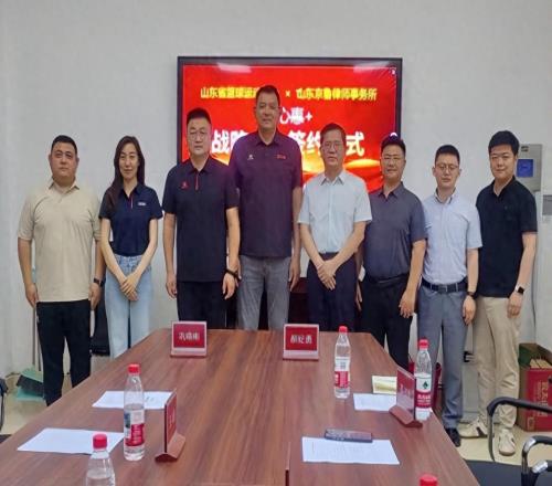 籃壇名宿鞏曉彬雙喜臨門！公益助力體育，次子鞏俊彤美國高中畢業(yè)