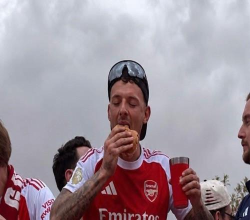 來者不拒，本懷特在槍手冠軍巡游時把球迷扔給自己的漢堡吃了