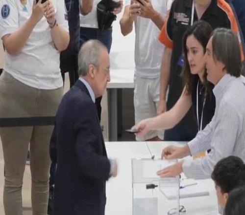 馬卡報(bào)道皇馬選舉日盛況，弗洛倫蒂諾與里克爾梅親自投票