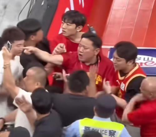忍無可忍!樓明與上海隊球迷,發生了激烈沖突