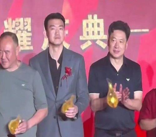 上海慶功宴會請李春江嗎球迷：其他人無所謂，孫銘徽必須坐主桌