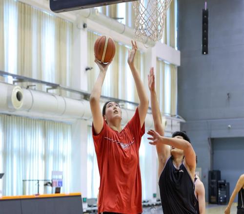 中國女籃備戰曝光！2米26張子宇變瘦了，2米01女版奧尼爾卡位吃餅