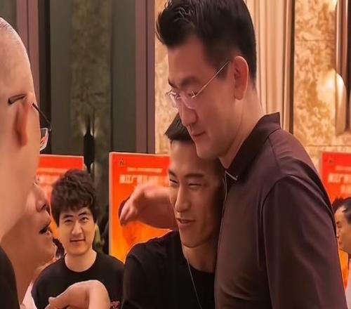 廣廈主帥王博答謝宴狂炫白酒一幕曝光扭抱林秉圣引球迷熱議