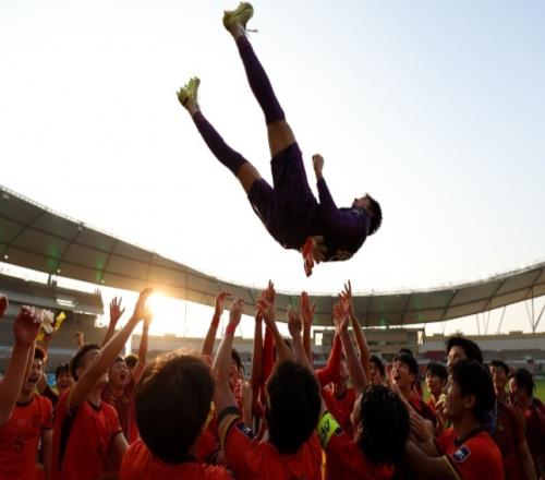 42！02！疯狂一夜，中国队晋级，曼城耻辱落