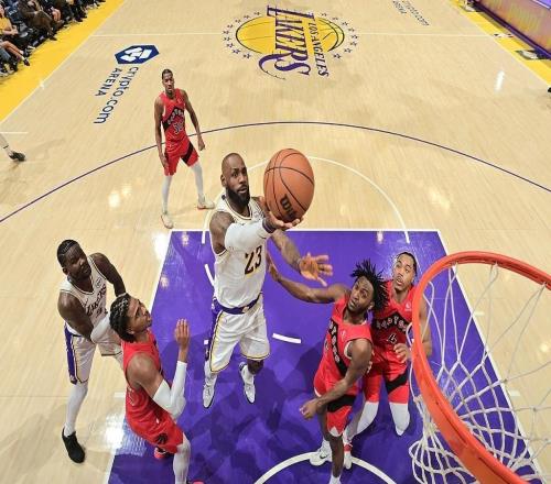 率队止住连败，詹姆斯出战31分钟拿下