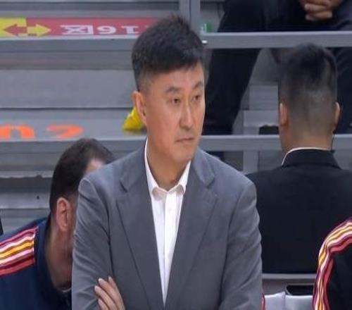 广东男篮创历史，庆祝海报却引发争议