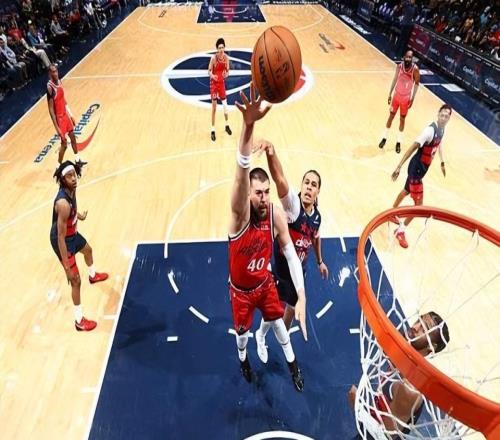 防守态度存在问题！快船内线支柱在场