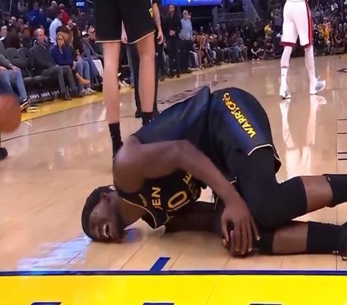 硬汉！巴特勒右膝反关节被搀扶下场挤