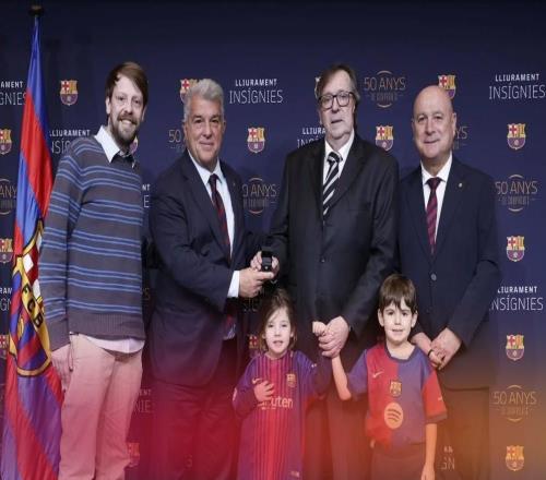 巴萨官方：拉波尔塔向满50年会员颁授金徽章，有37位会员参加