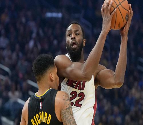 巴特勒伤退勇士大胜热火！库里19+11