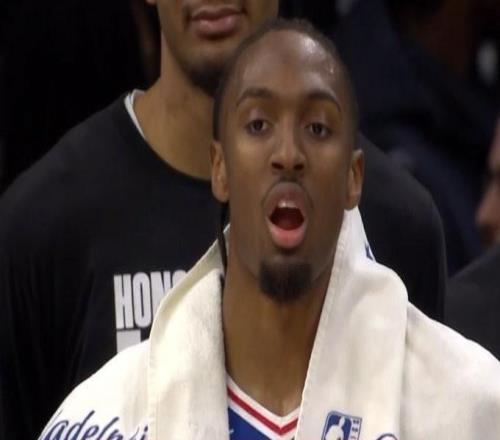 费城盗圣，马克西29分8助8断成艾弗森