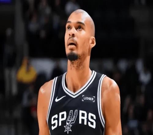 胜马刺发布会！乌度卡爆赞谢泼德与史