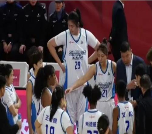 18岁2米26中锋打出巨星水平！7分46秒，12投9中轰19分10板