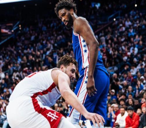 絕殺誤判！76人逆轉(zhuǎn)火箭裁判搶?xiě)?，杜蘭特8失誤，恩比德32+15+10