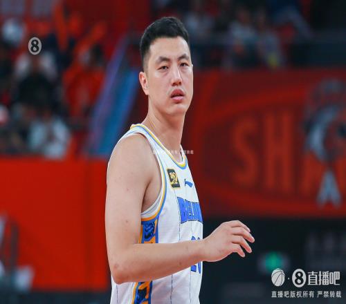 翟晓川因小腿肌肉拉伤缺席比赛北京队召回在发展联盟效力的范依铭_CBA直播