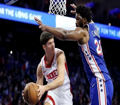 加時賽又被摁在了板凳席上！火箭對于后場新星的使用讓人無法理解