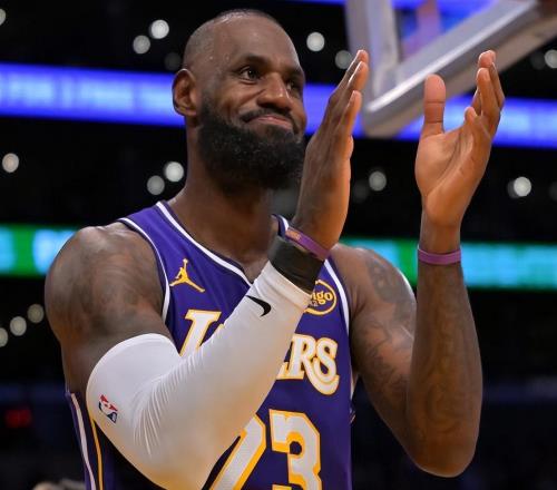 NBA今日里程碑！大帝超越大夢，哈登超越一哥，老詹2600記三分球