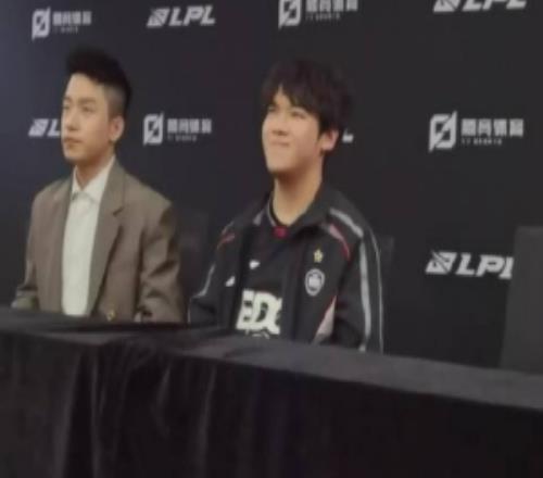 大伙都樂了Angel被問到螞蚱打瑞茲：這個(gè)是秘密，不能說啊