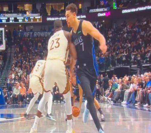 追夢格林做擋拆掩護時肘擊鮑威爾，裁判吹罰一級惡意犯規(guī)