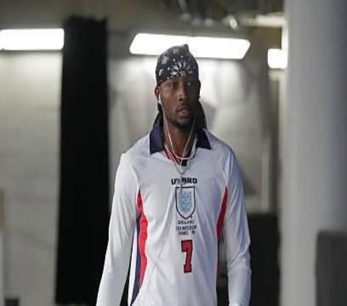 这球衣帅，库明加赛前身着贝克汉姆英