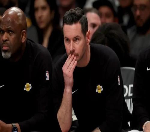 湖人3人末節(jié)摧毀比賽！雷迪克胡亂用人暫停，八村壘東契奇災(zāi)難性