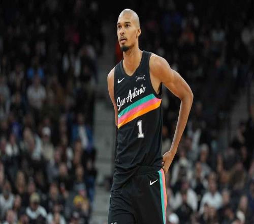 霸气，马刺队文班亚马向其他全明星球