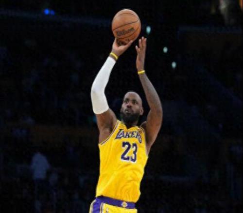 就在今天，詹姆斯再創(chuàng)79年NBA第一紀(jì)錄，合同年仍是巨星