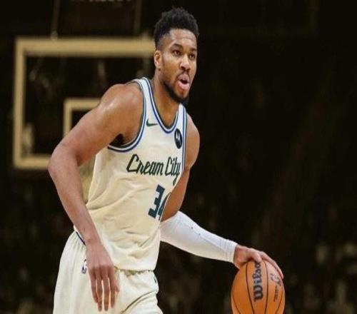 記者：雄鹿認為字母哥是東部最強球星盡管暫居第11但對季后賽有信心