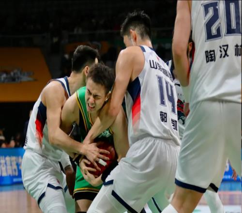 又是3连败!8胜10负杨鸣陷入危机,辽蜜暴怒:每年去欧洲考察些啥