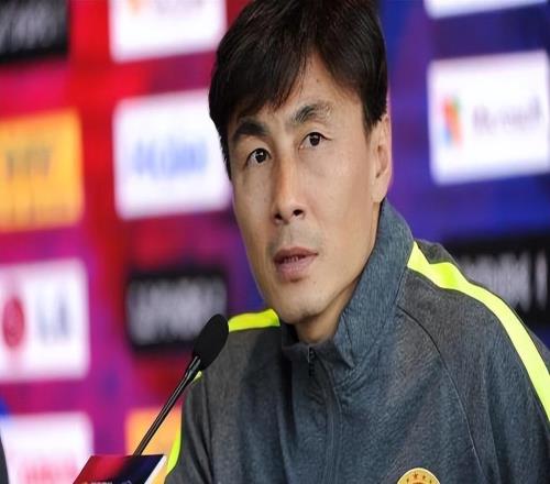 李玮锋回应王钰栋留洋,直言他连日本后卫都扛不住,还能去哪