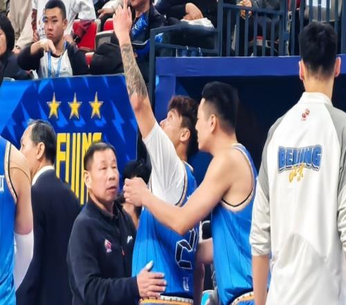 2球星伤情更新!粤记透露徐杰崴脚无大碍,京记曝赵睿赴医院检查
