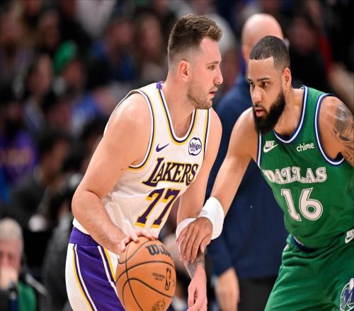 湖人过山车式的胜利,东詹领衔取胜四人组,独行侠球迷反应太真实