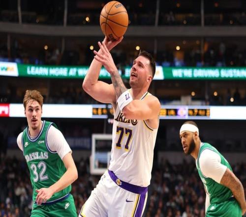 东契奇轰33+8+11迎里程碑!湖人双杀独行侠詹姆斯17分艾顿16中4