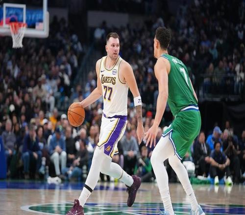 故地重游,东契奇15中8砍下33分8板11助攻,正负值+18