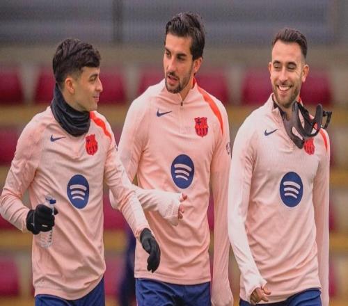 记者：特狮离队后，巴萨队长次序为阿劳