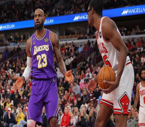 詹皇又刷最年长纪录!半场20分怒吼把球给我下半场仅4分超尬