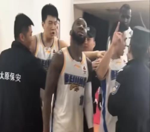 山西队主场太荒唐！首钢队客场赢球，陈盈骏被吐口水