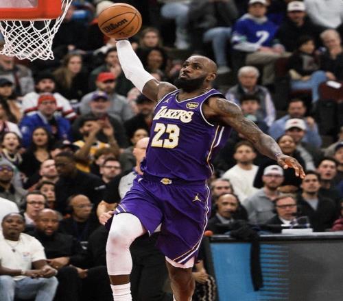 詹姆斯半场20分,成为NBA历史首位41岁后半场砍20+得分球员