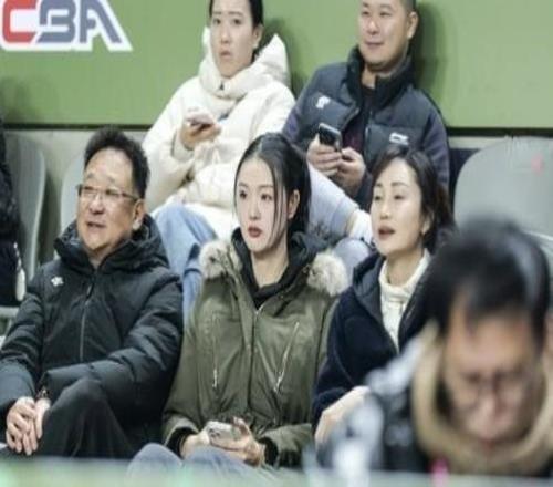 老婆来看球压力大张常宁现身同曦主场,吴冠希连丢关键罚球