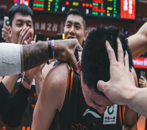 那个CBA的笑柄，却拯救山东男篮！戏谑1