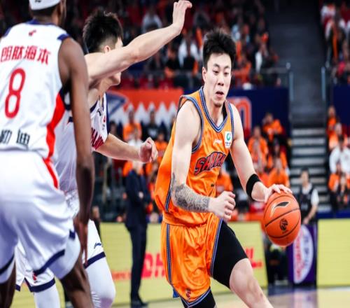 9投8鐵，3分4中0，3冠前鋒在場(chǎng)負(fù)作用！球迷：看看李弘權(quán)怎么打球