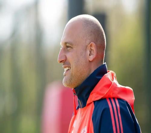 曼聯(lián)官方：亞當(dāng)勞倫斯出任U21主帥，弗萊徹繼續(xù)執(zhí)教U18