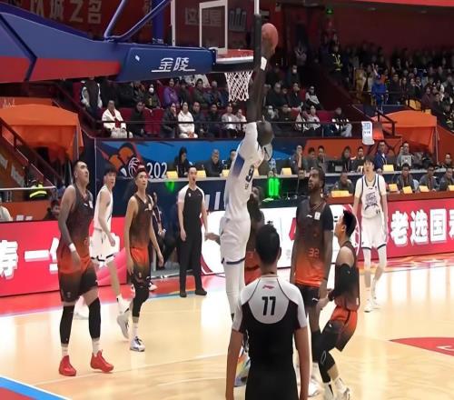 現(xiàn)場(chǎng)與邱彪沖突、各種魯莽犯渾，克里斯：險(xiǎn)成球隊(duì)罪人、聯(lián)盟笑柄