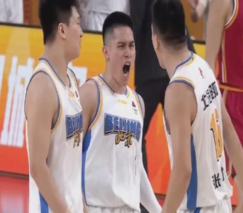 向球員吐口水！太離譜了，必須嚴(yán)查！