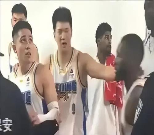 北汽男籃遭山西主場球迷吐口水，CBA公布罰單：山西隊因管理不力被罰2萬元杰曼做出侮辱性手勢被罰3萬元